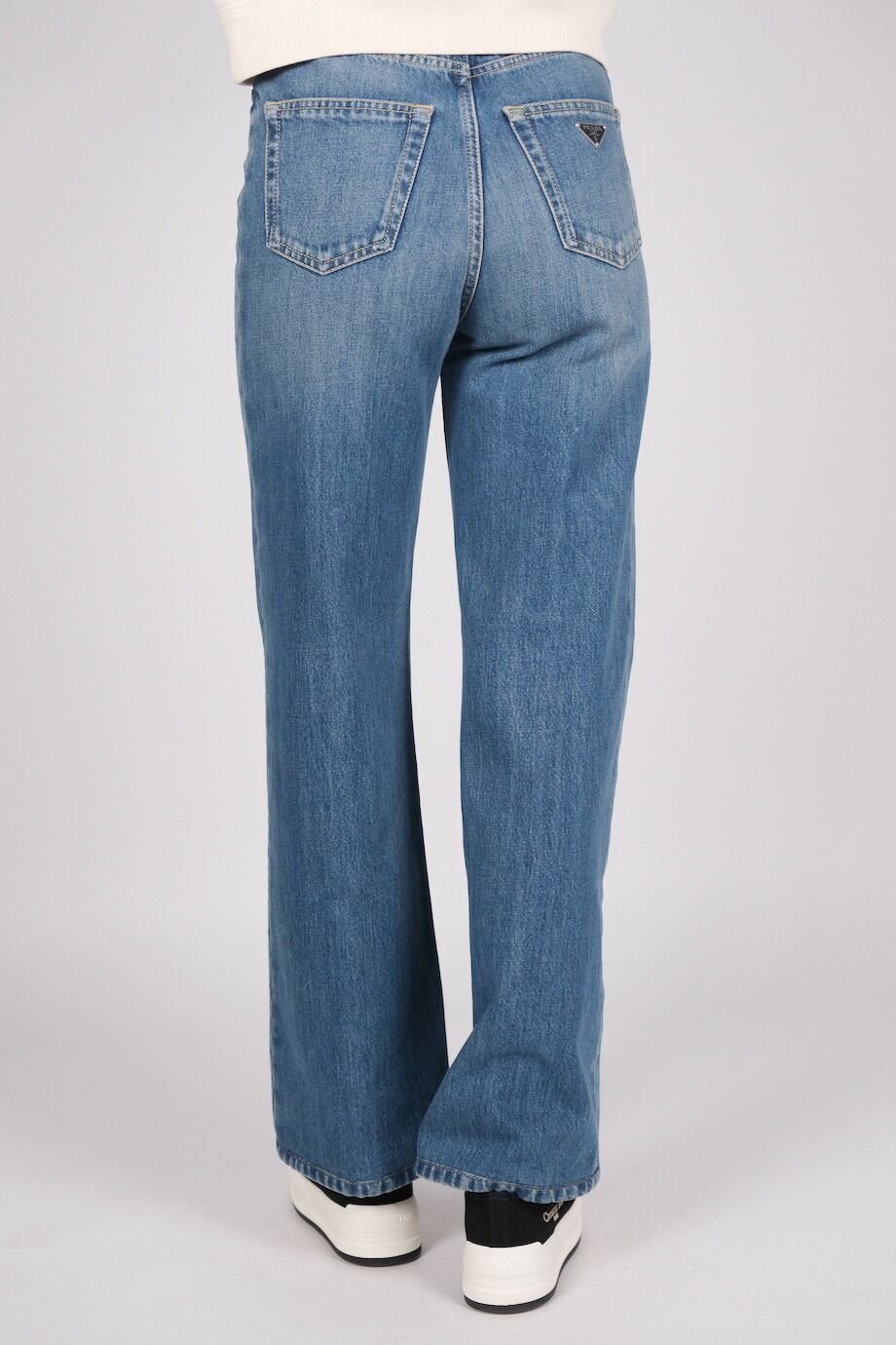 image 4 Джинсы прямого кроя синего цвета