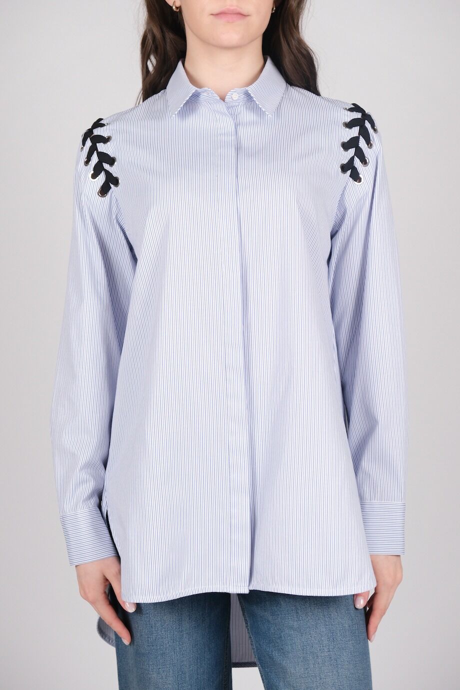 image 1 Рубашка в голубую полоску со шнуровкой на плечах