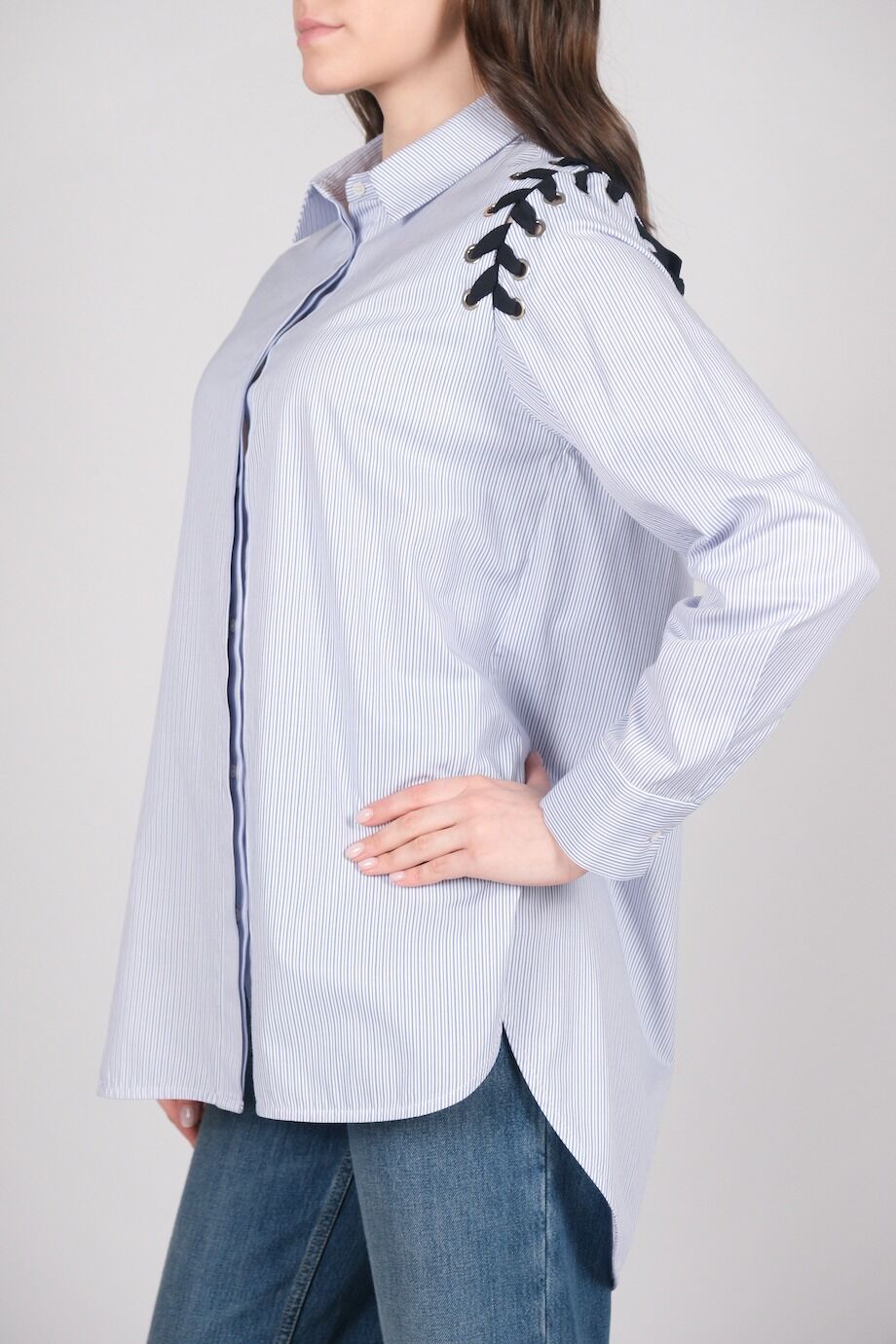 image 2 Рубашка в голубую полоску со шнуровкой на плечах