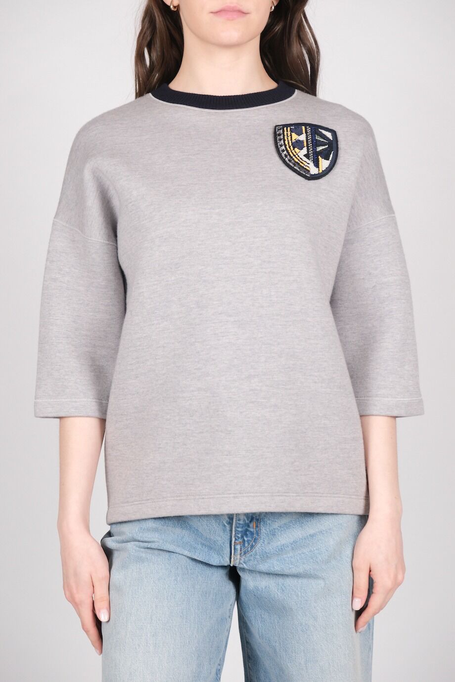 image 1 Свитшот серого цвета с эмблемой из пайеток