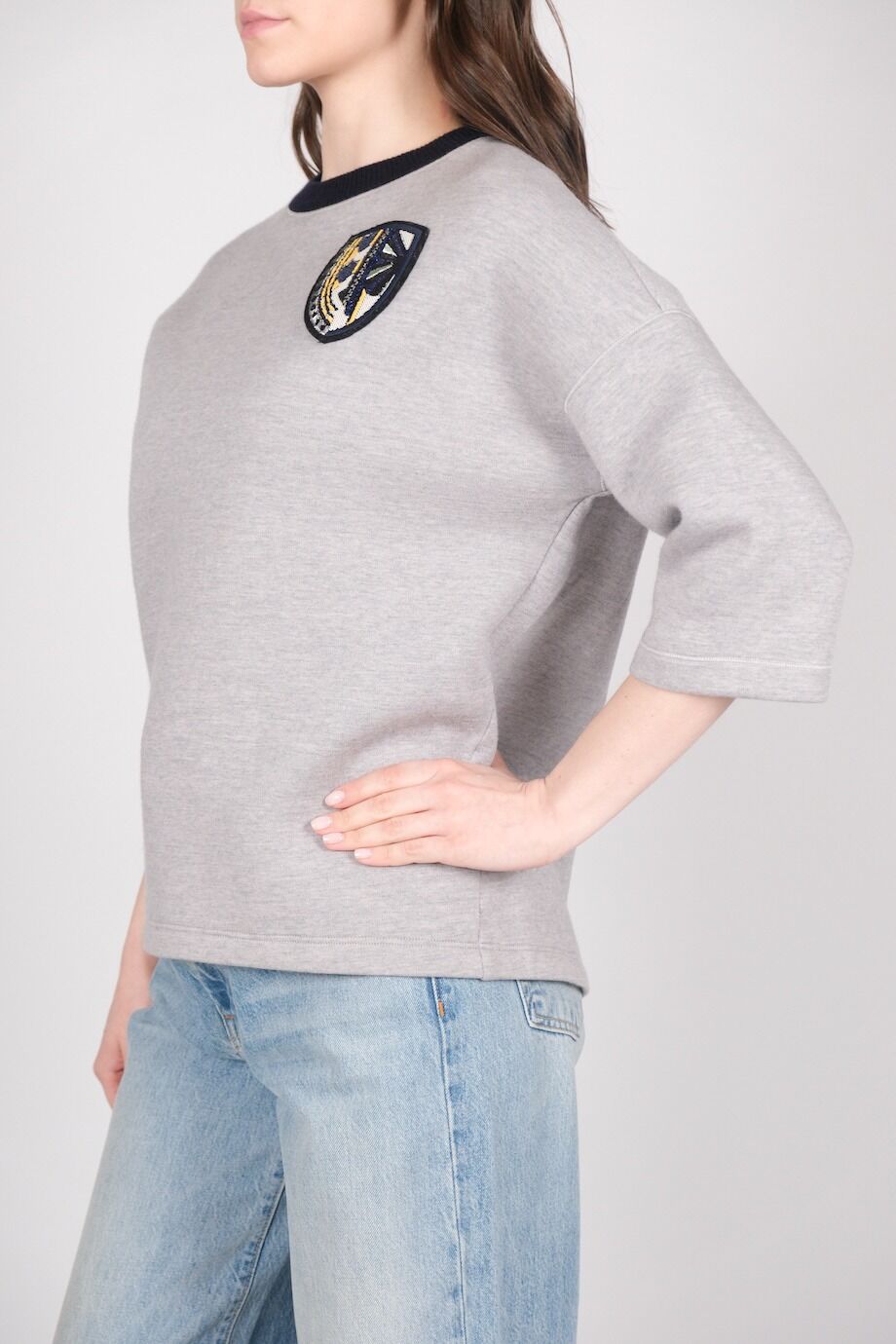 image 2 Свитшот серого цвета с эмблемой из пайеток