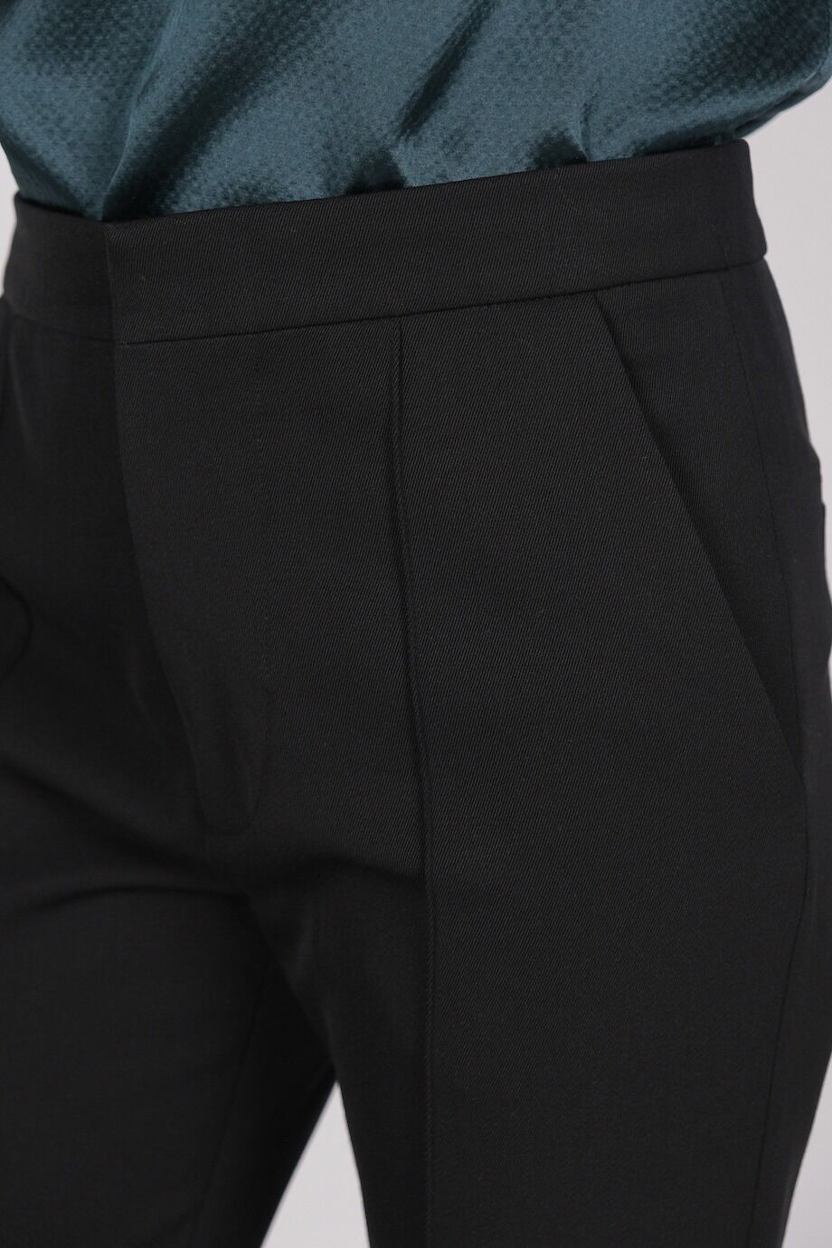 image 5 Брюки черного цвета со стрелками