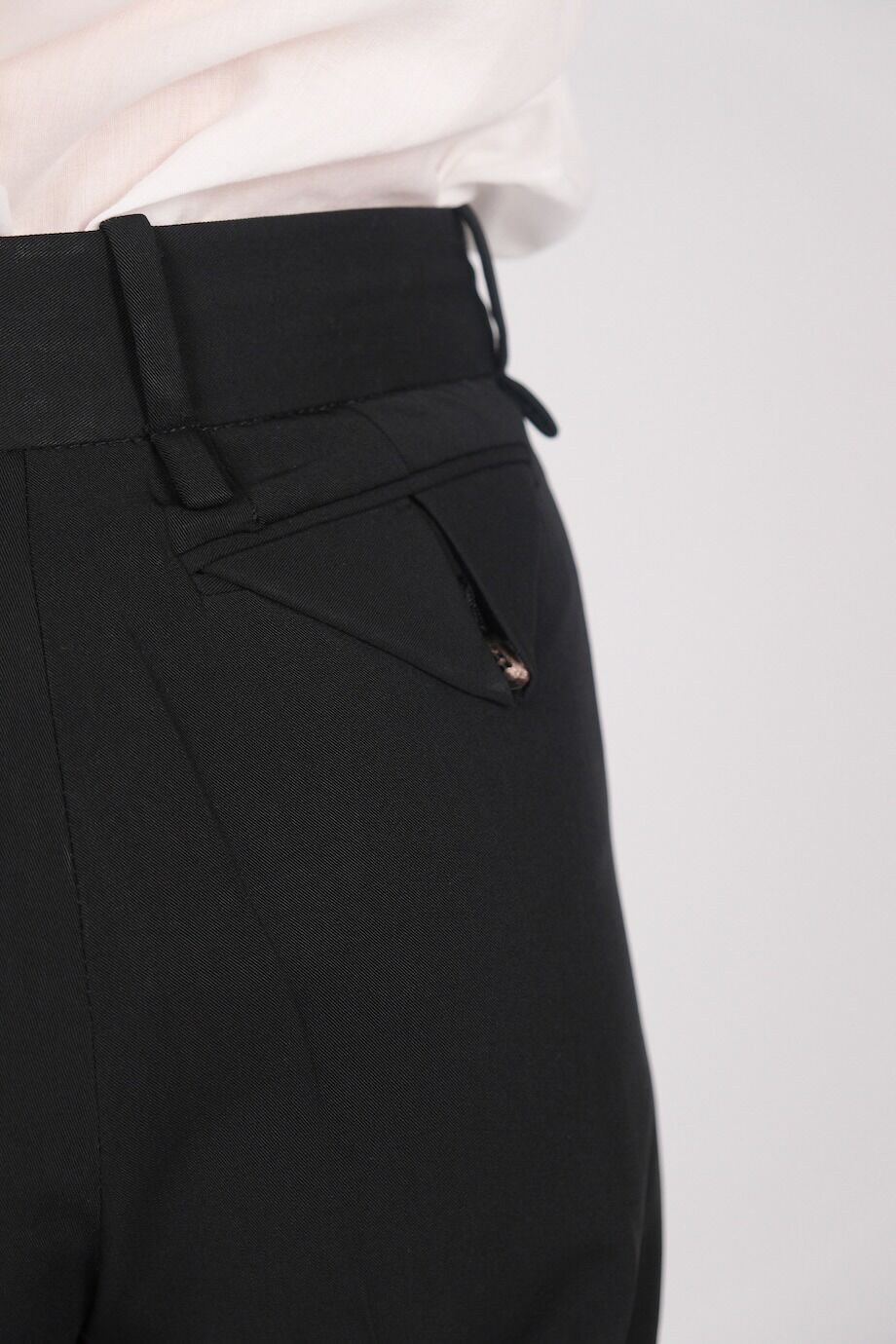 image 5 Брюки прямого кроя черного цвета с карманом сзади