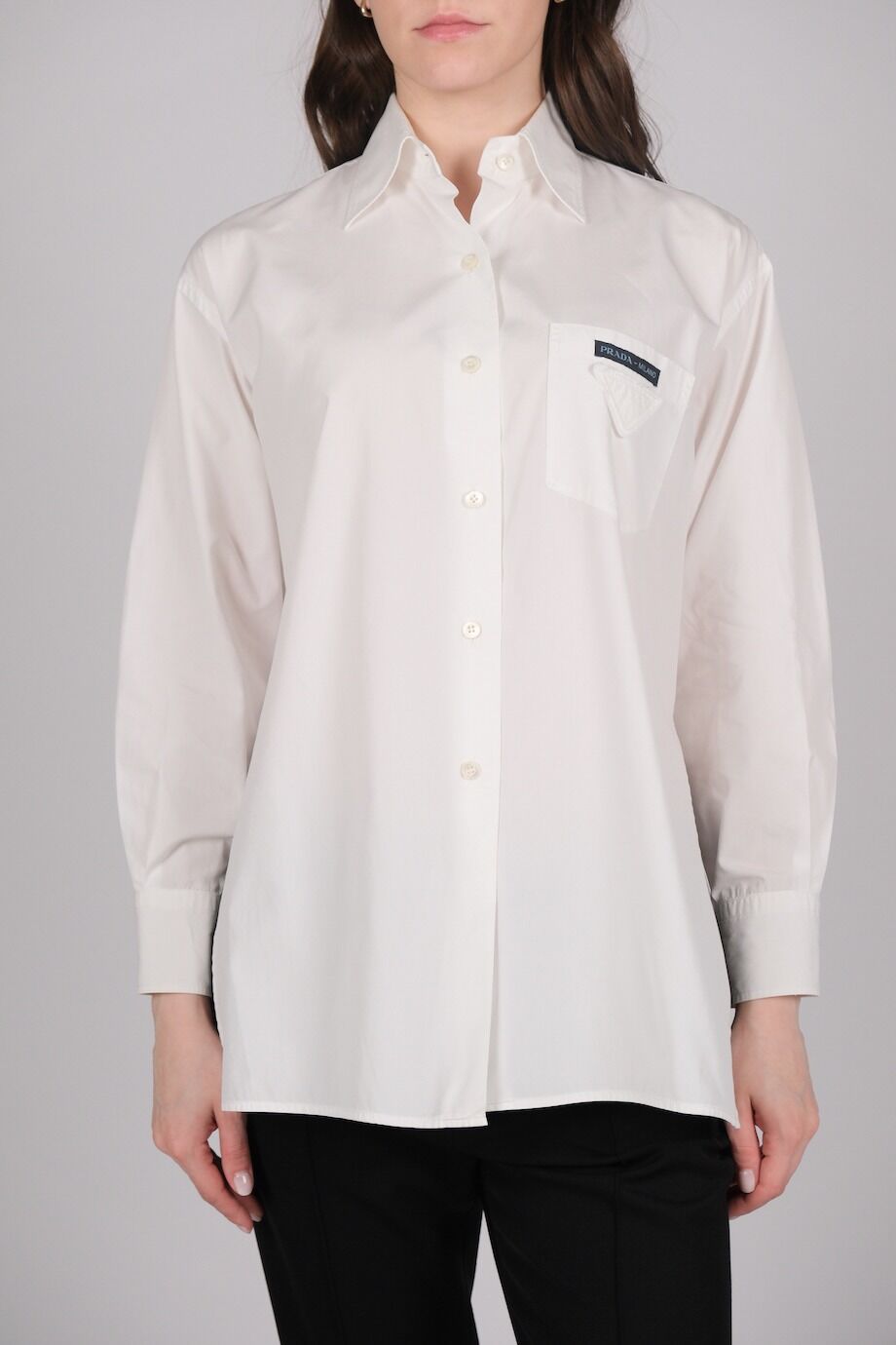 image 1 Рубашка белого цвета с карманом на груди