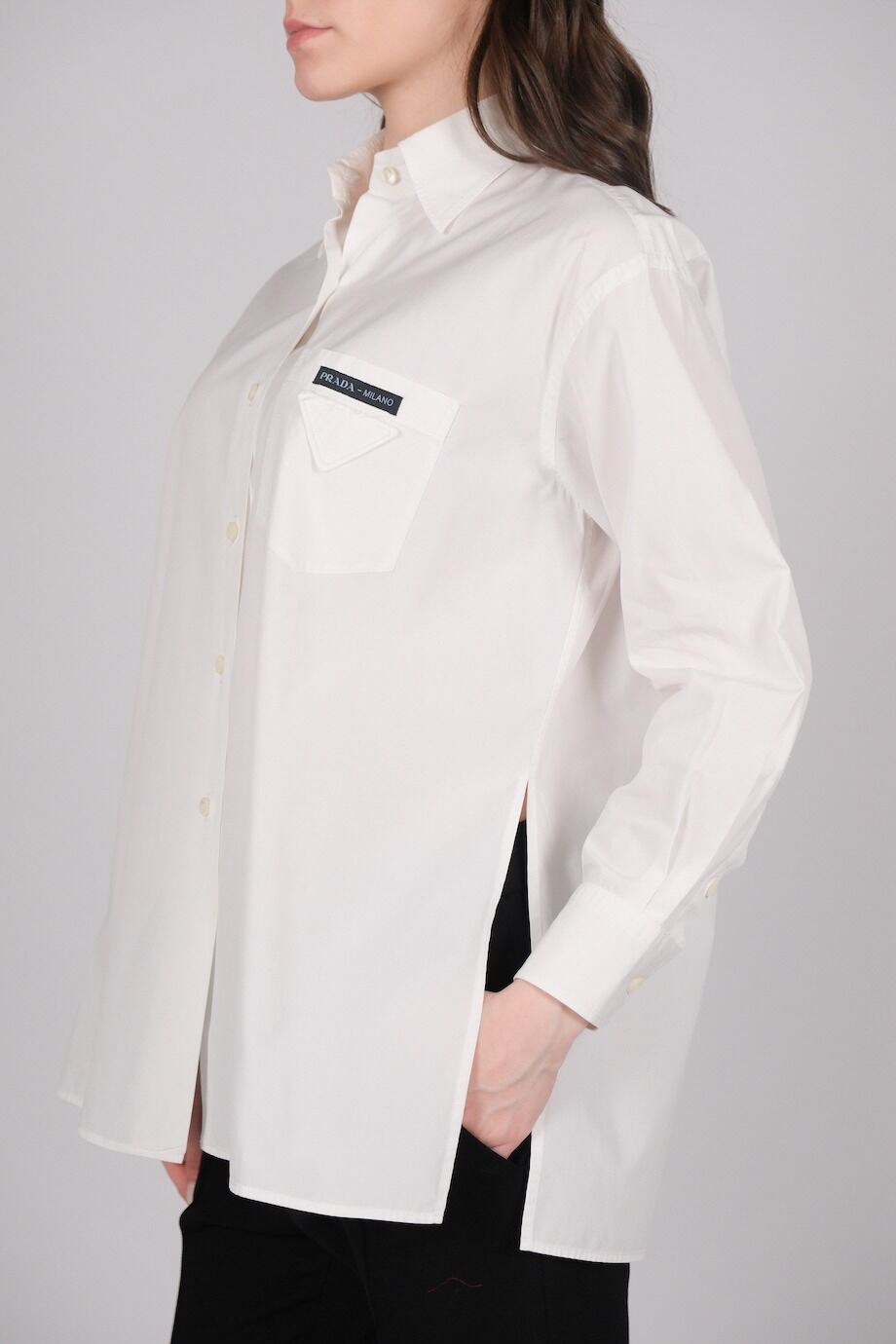 image 2 Рубашка белого цвета с карманом на груди