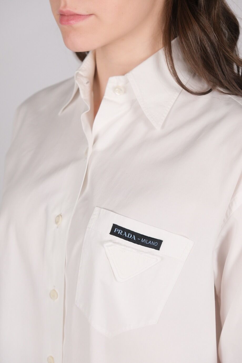 image 4 Рубашка белого цвета с карманом на груди