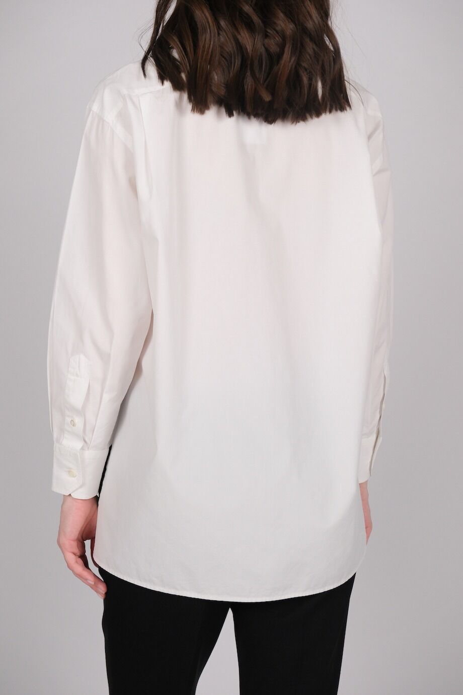 image 3 Рубашка белого цвета с карманом на груди