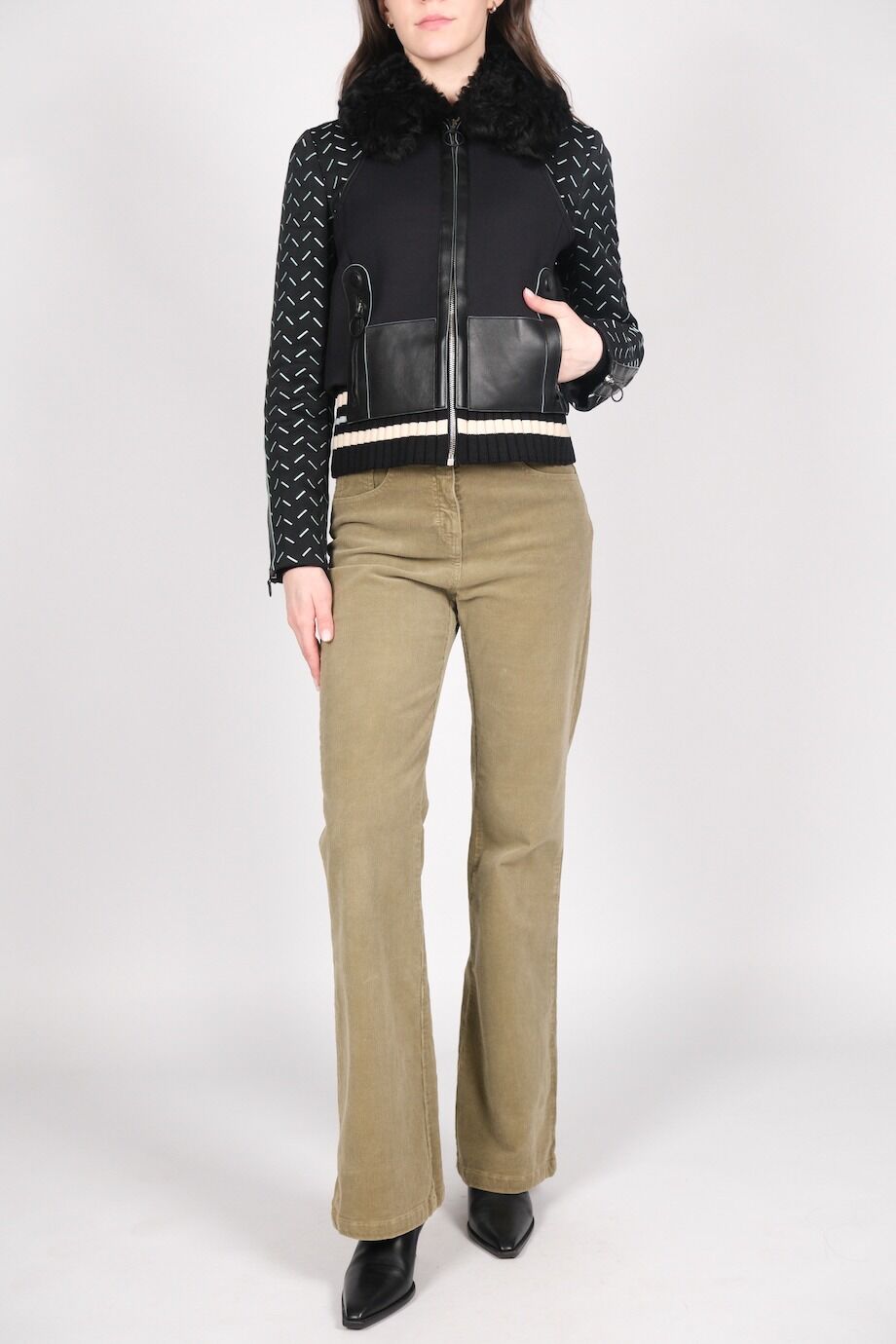 image 1 Кожаная куртка черного цвета с меховым воротником