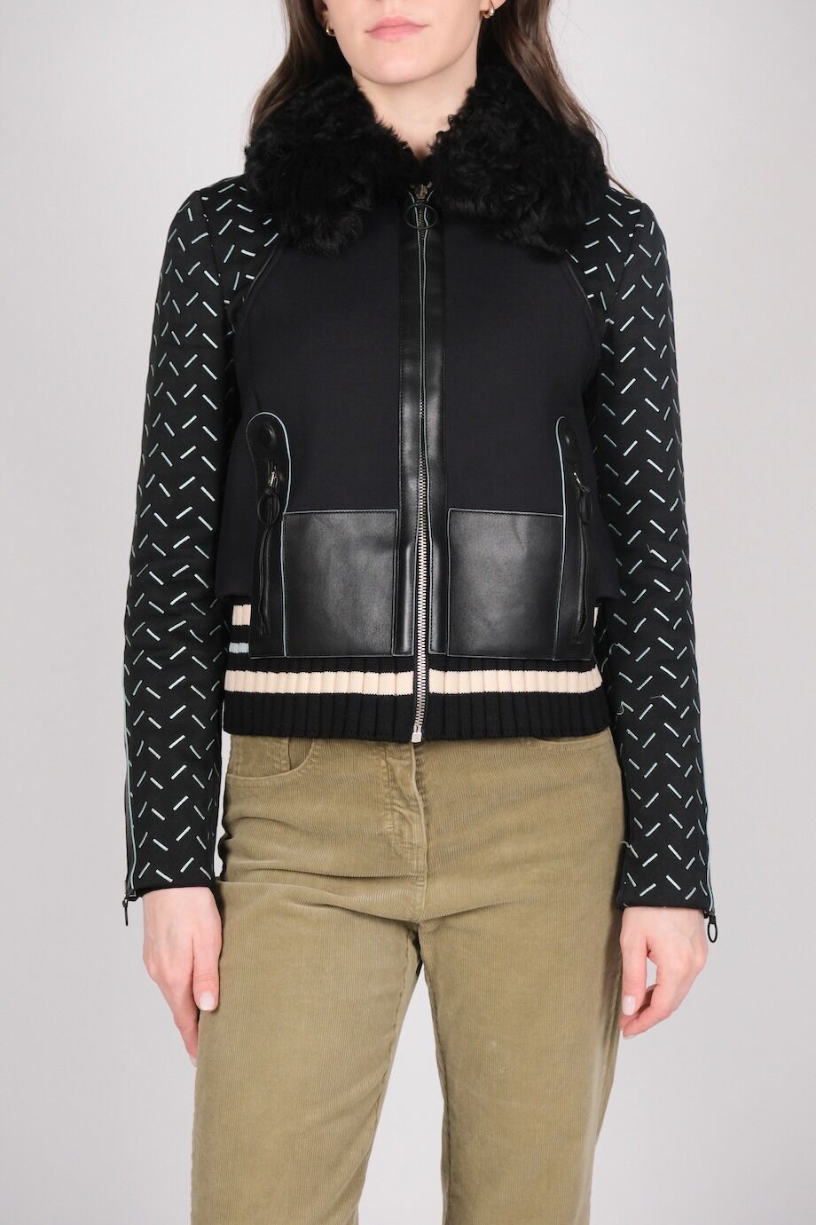 image 2 Кожаная куртка черного цвета с меховым воротником