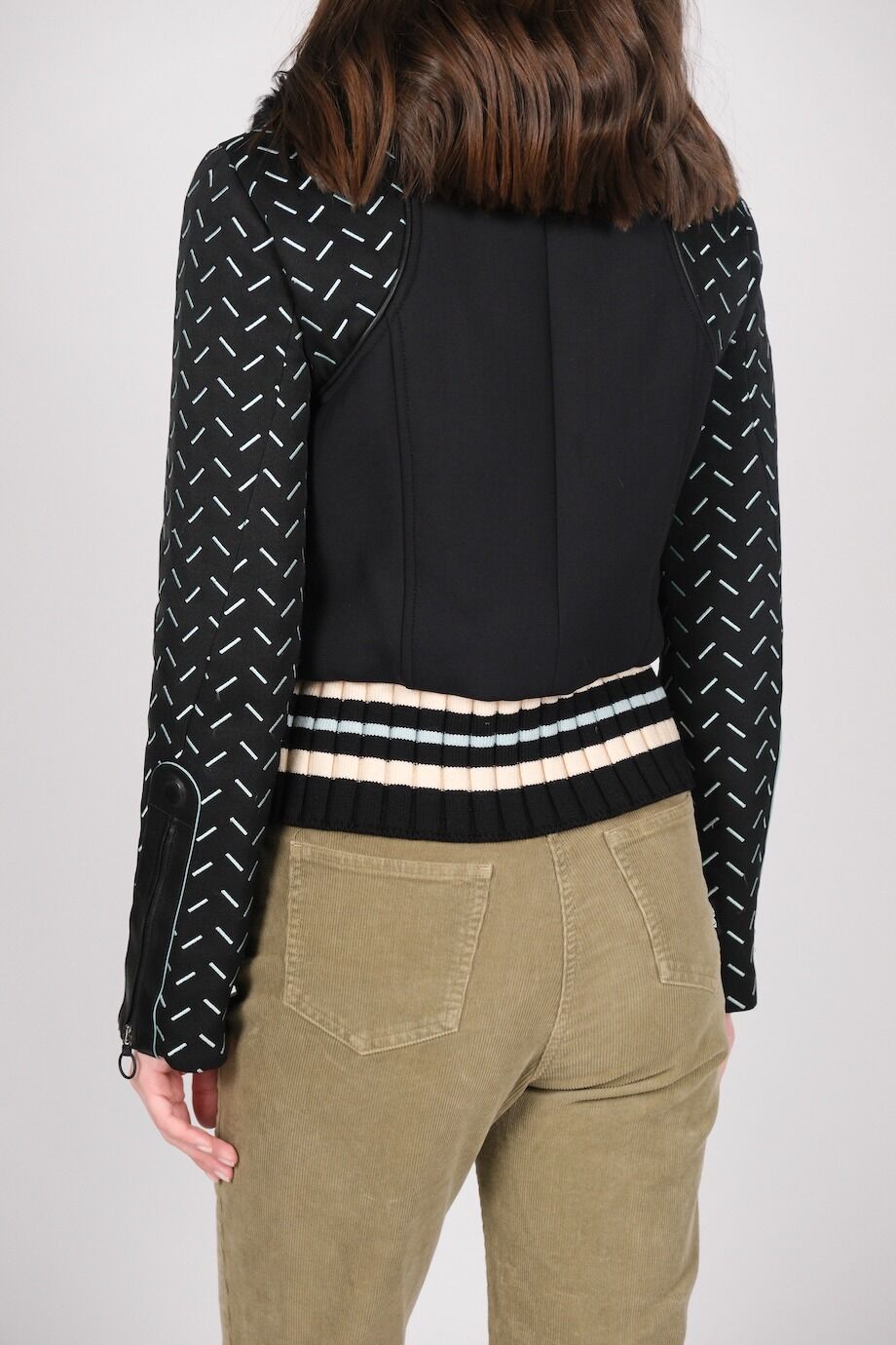 image 4 Кожаная куртка черного цвета с меховым воротником