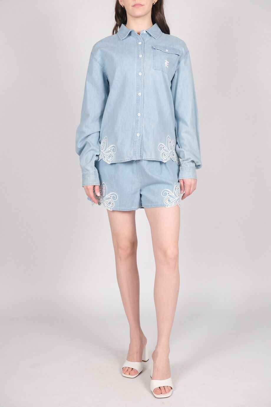 image 1 Джинсовый костюм голубого цвета с кружевом