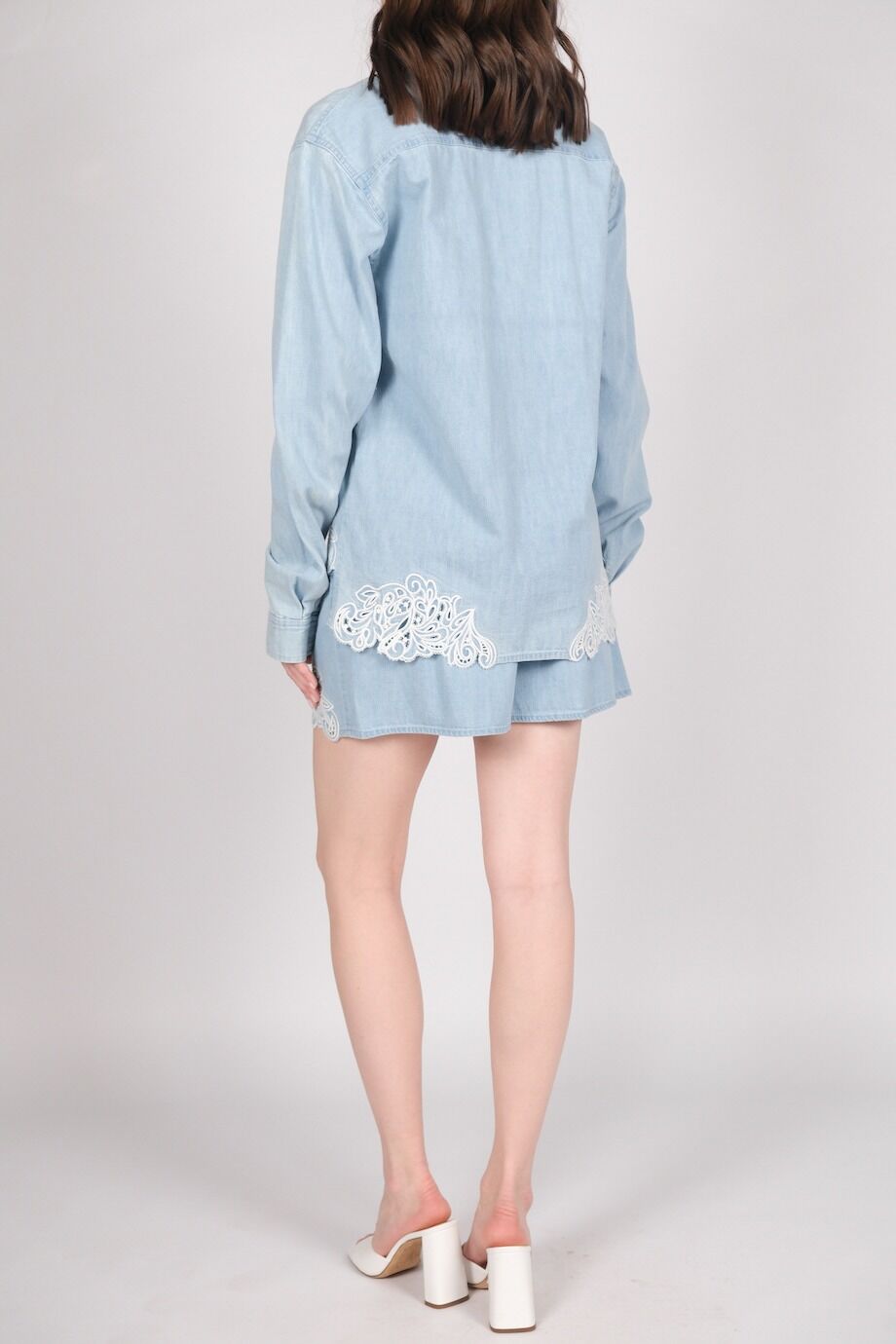 image 3 Джинсовый костюм голубого цвета с кружевом