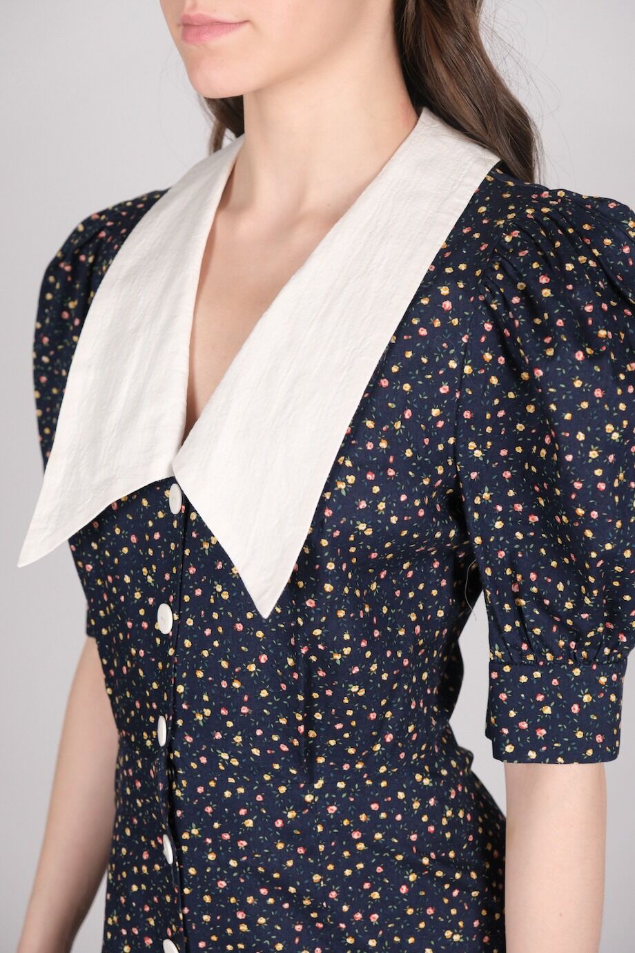 image 4 Платье темно-синего цвета в мелкий цветочек с белым воротничком