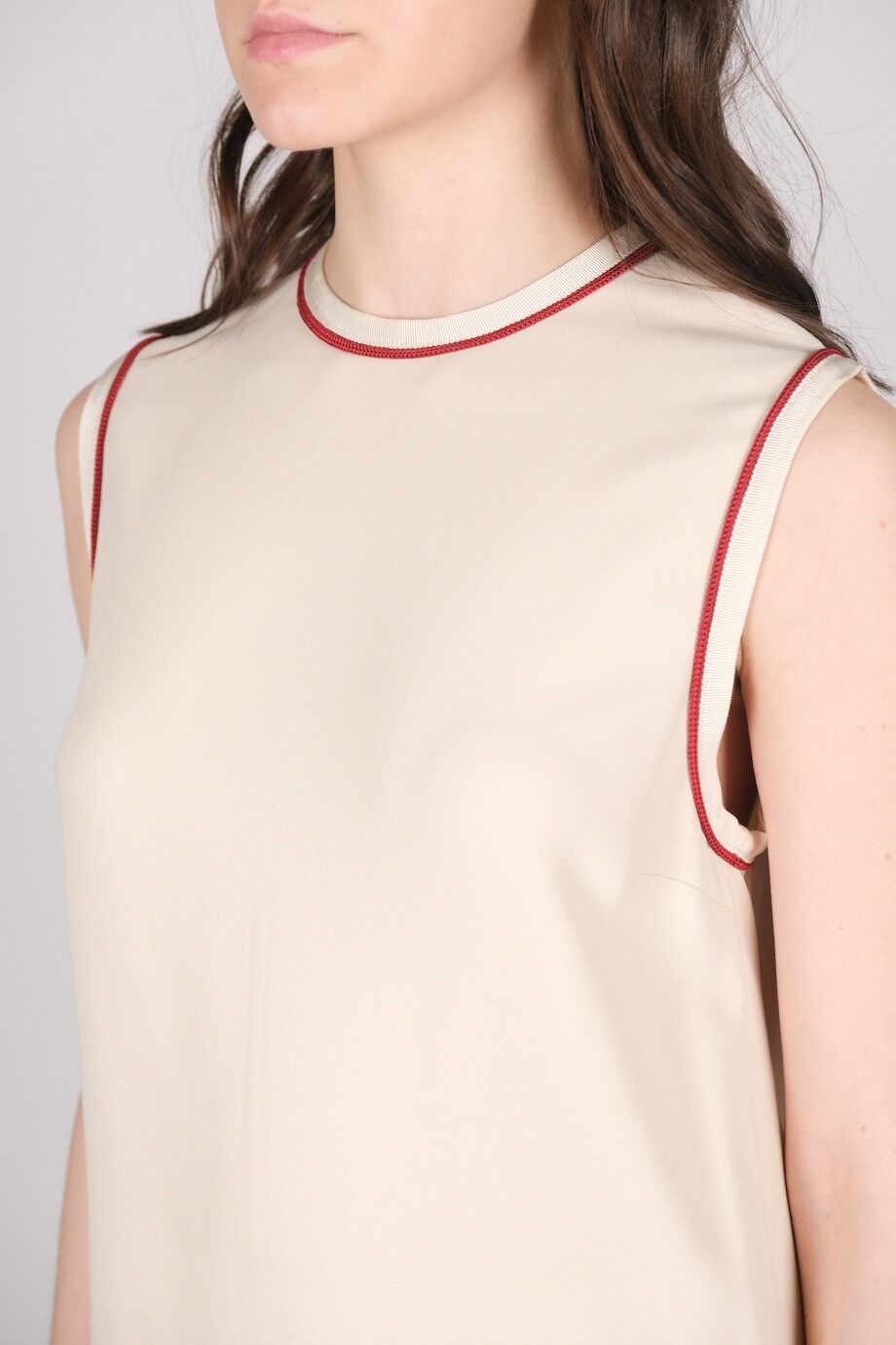 image 4 Платье молочного цвета с красной окантовкой