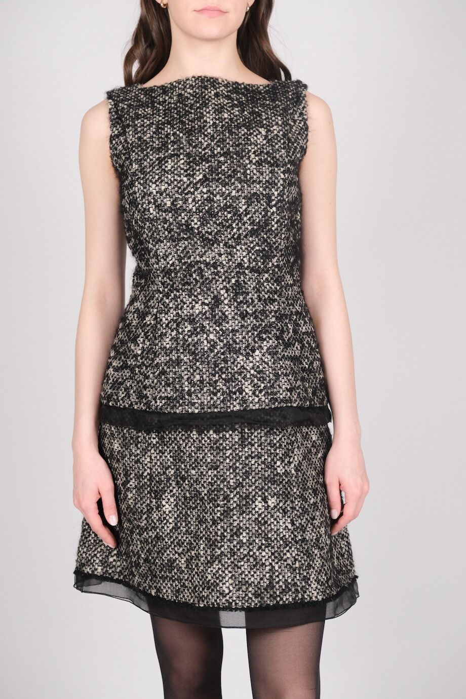 image 3 Костюм из букле с шелковой отделкой