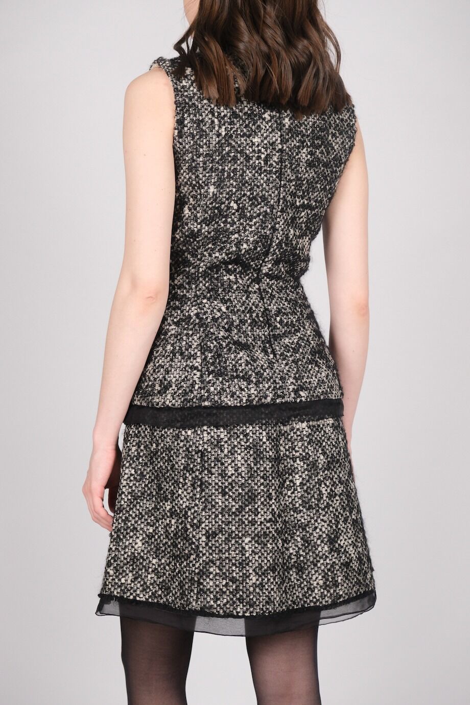 image 5 Костюм из букле с шелковой отделкой