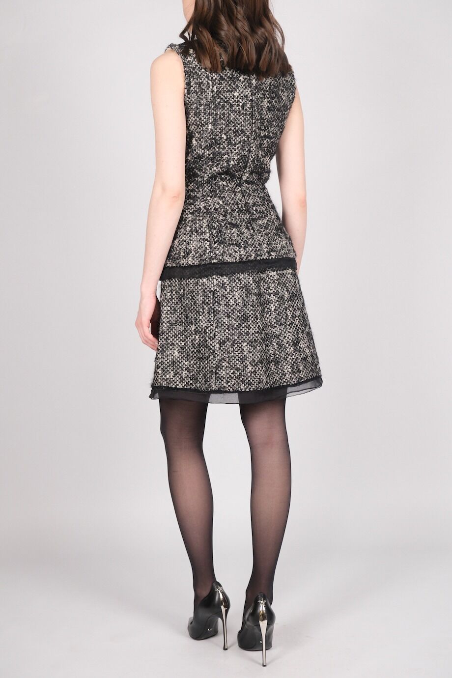 image 6 Костюм из букле с шелковой отделкой