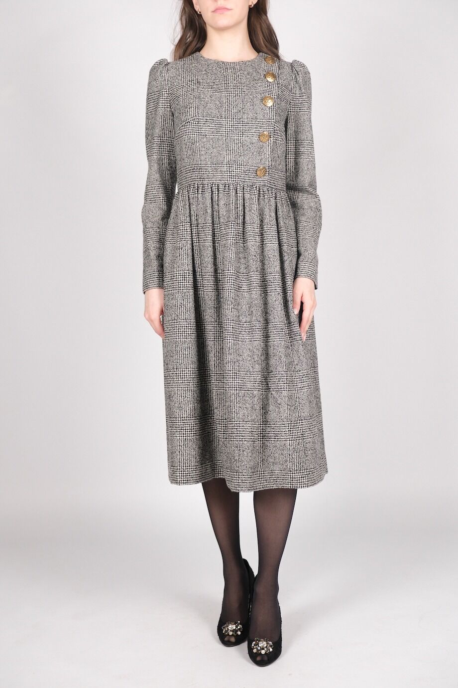 image 1 Платье в гусиную лапку с золотыми пуговицами