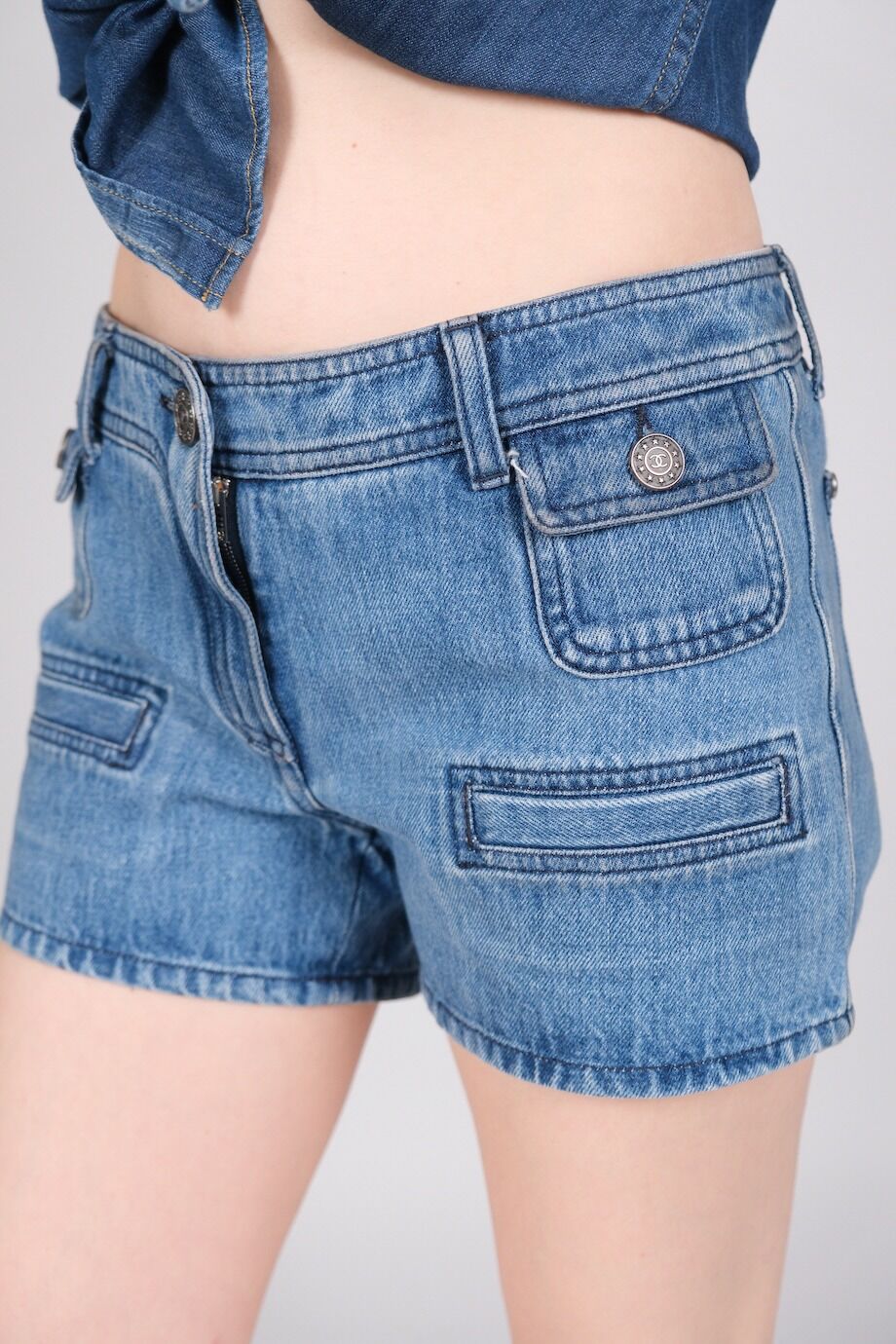 image 6 Шорты джинсовые голубого цвета с накладными карманами