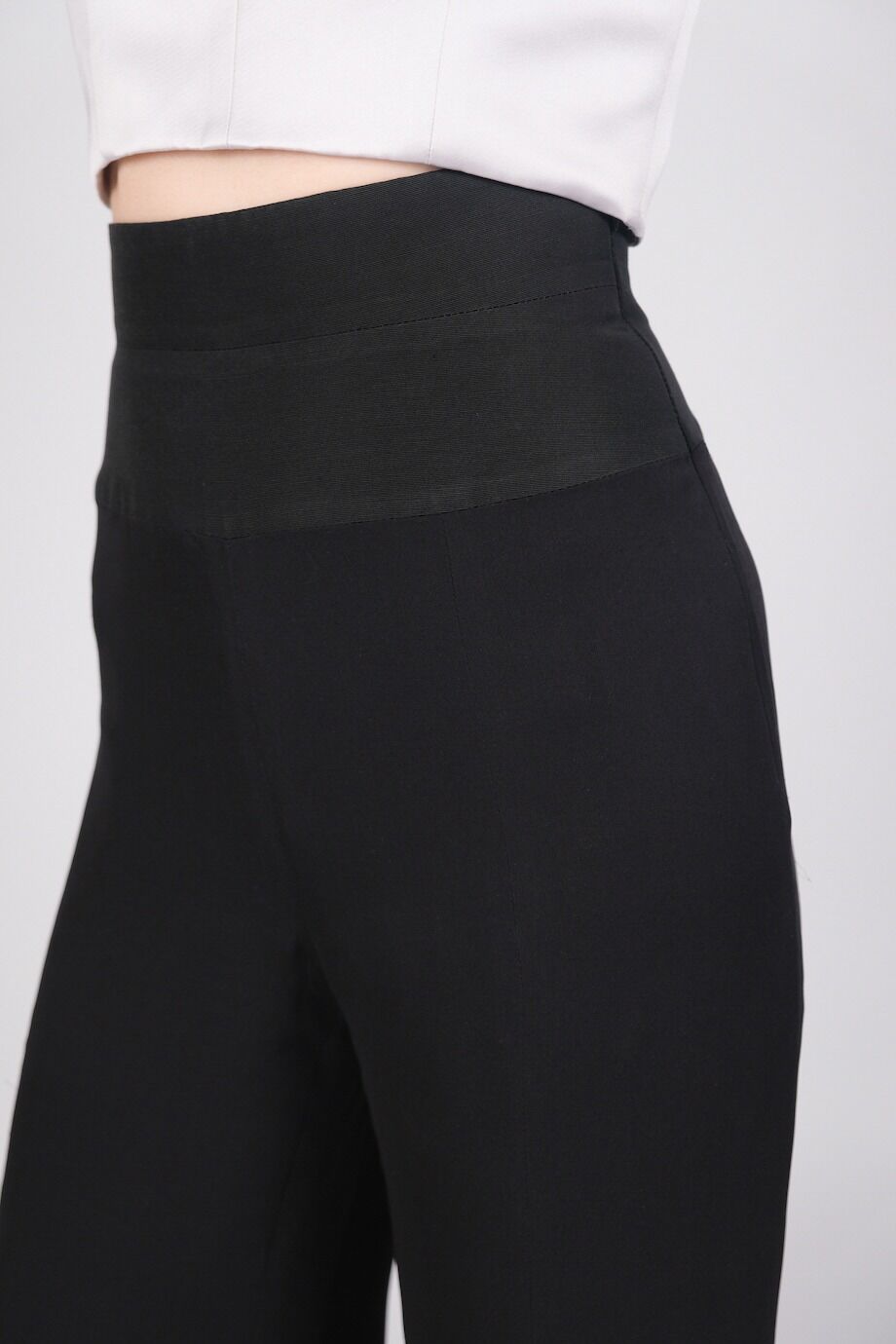 image 5 Шёлковые брюки-клёш черного цвета с разрезами спереди