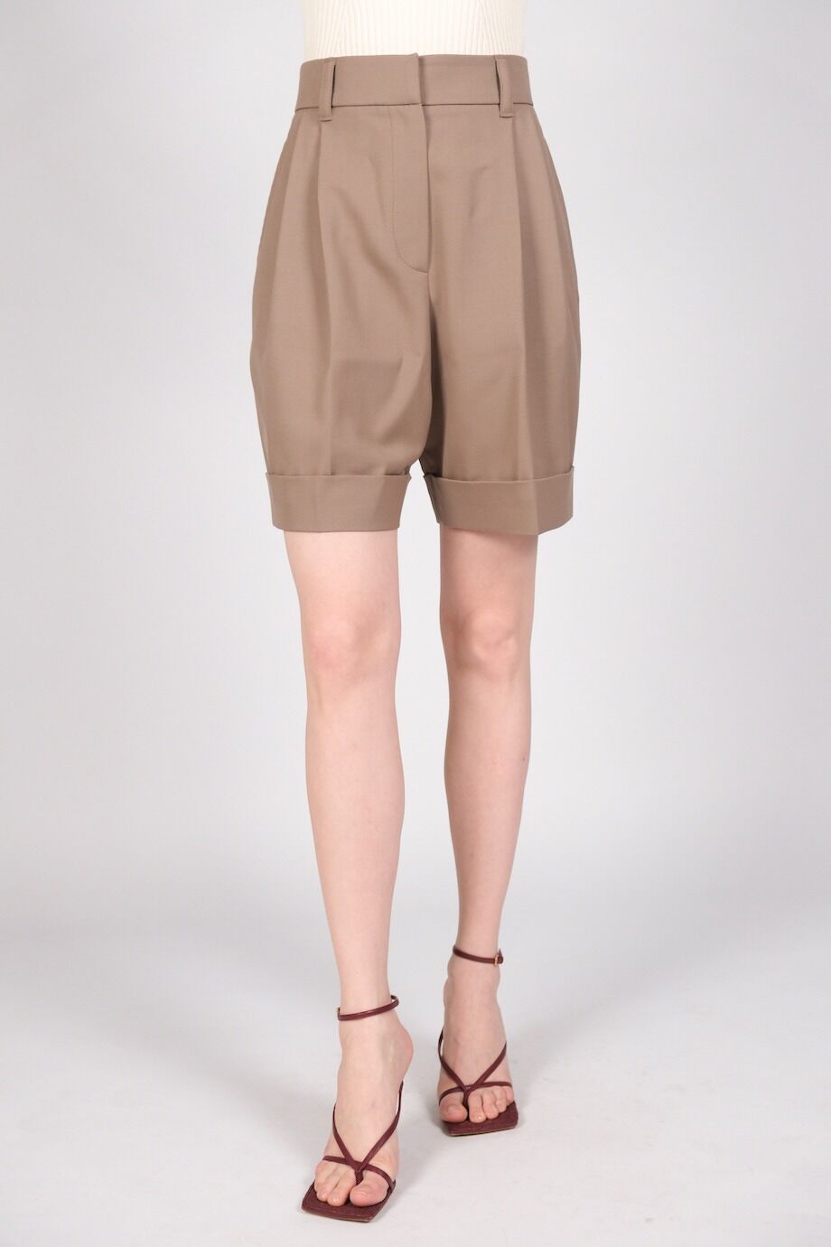 image 5 Костюм песочного цвета с шортами