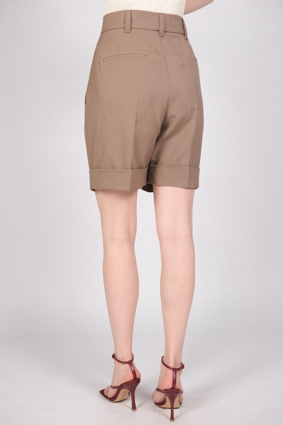 image 7 Костюм песочного цвета с шортами