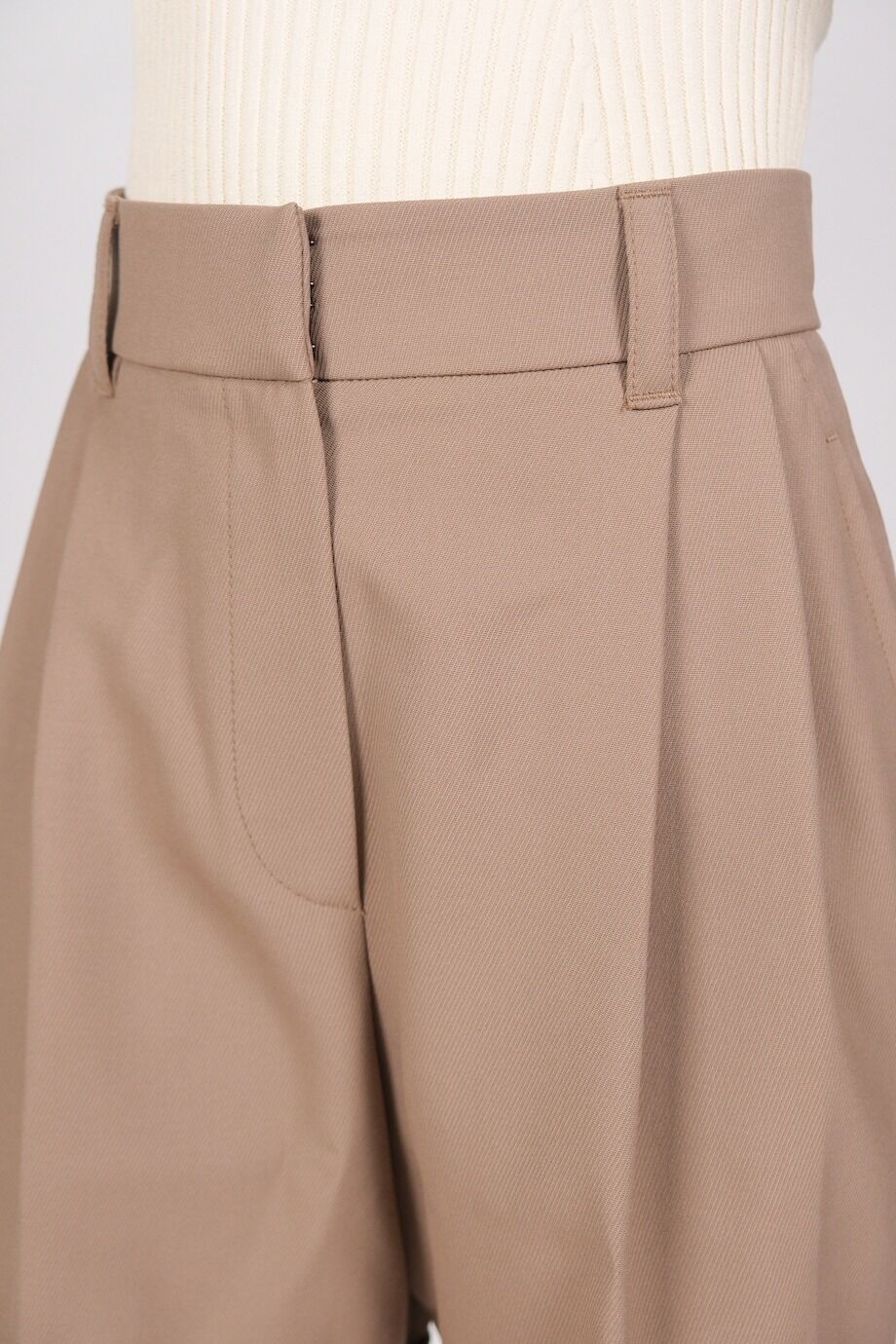 image 6 Костюм песочного цвета с шортами