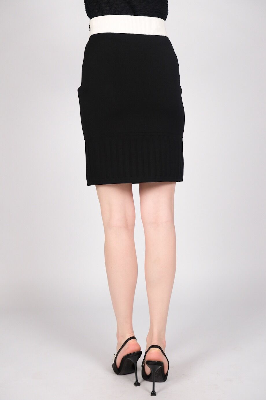 image 4 Юбка черного цвета с белым поясом