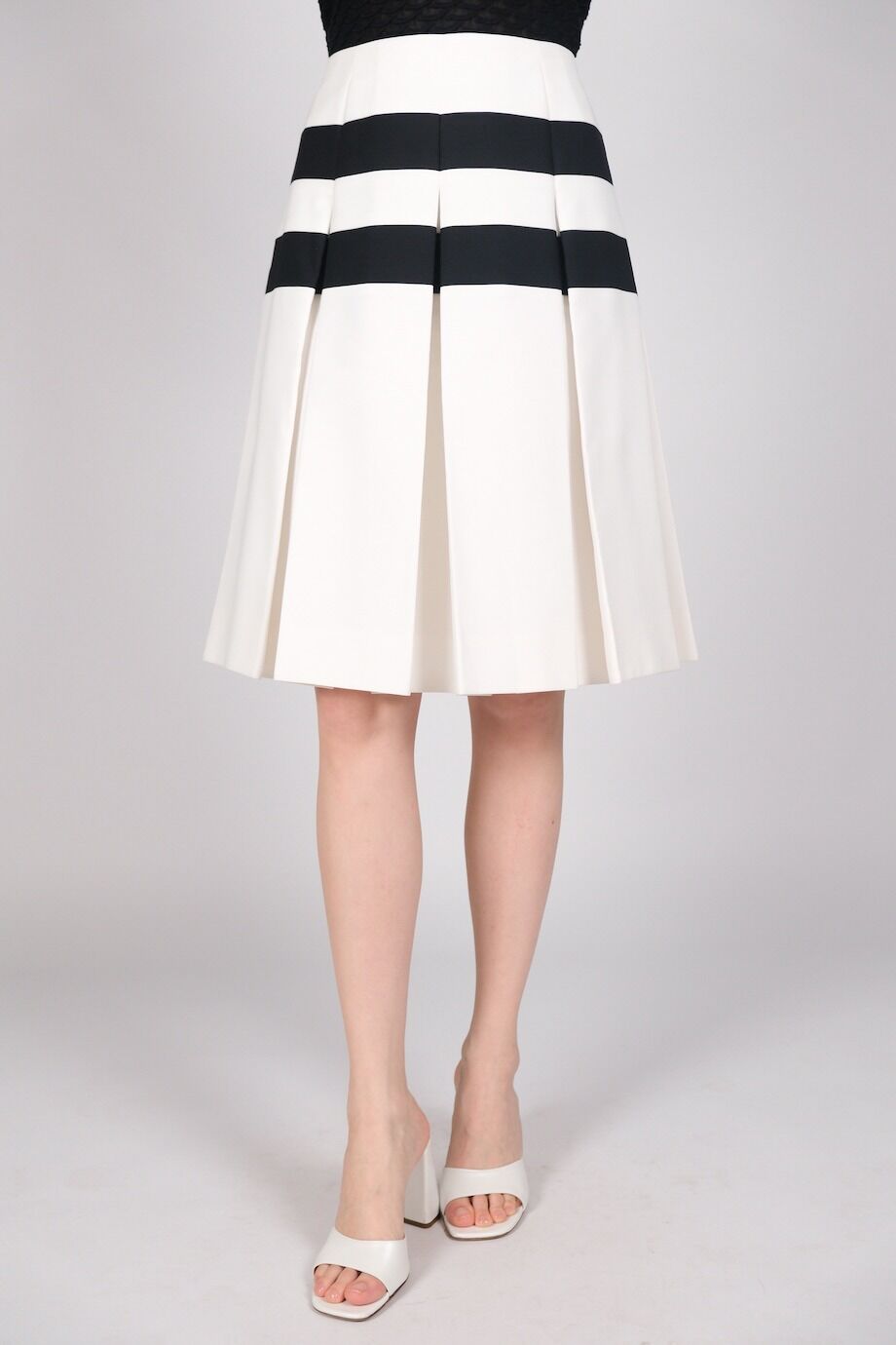 image 2 Юбка со складками белого цвета с черными полосами