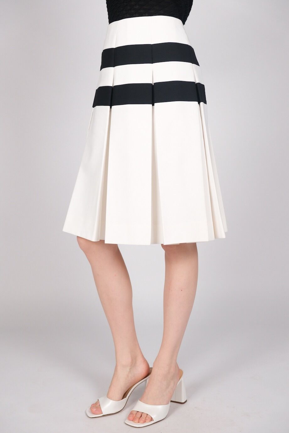 image 3 Юбка со складками белого цвета с черными полосами