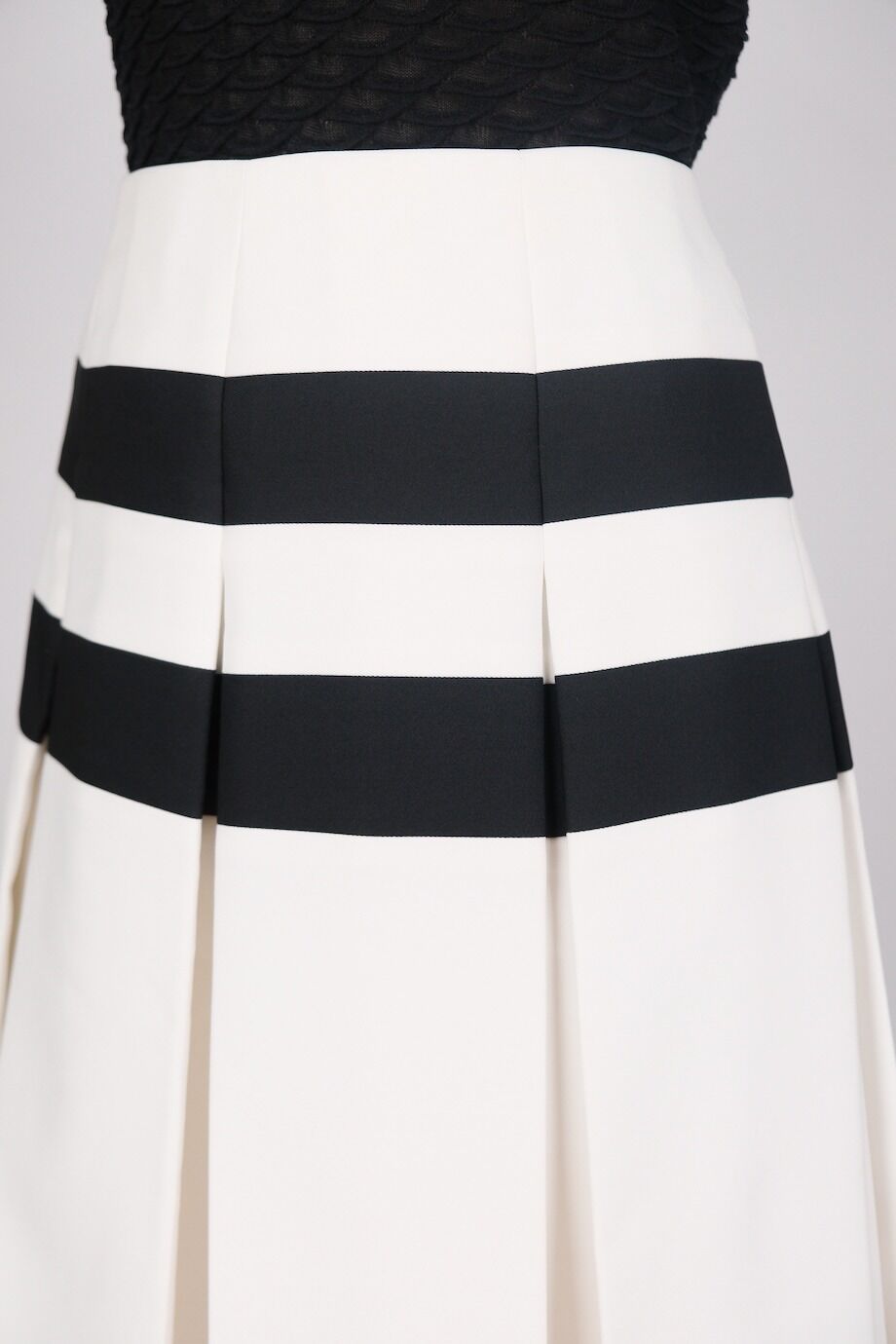 image 4 Юбка со складками белого цвета с черными полосами