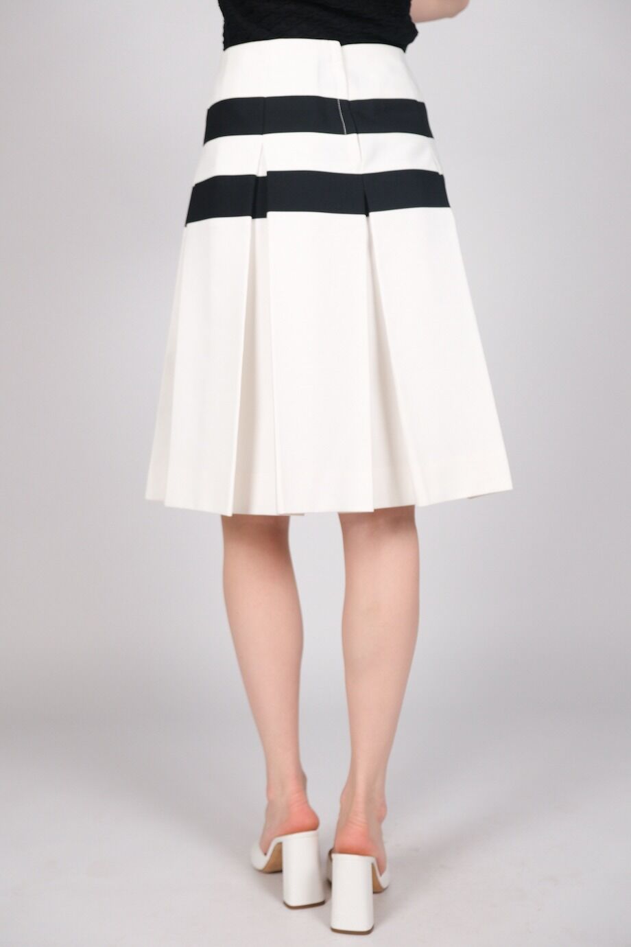 image 5 Юбка со складками белого цвета с черными полосами