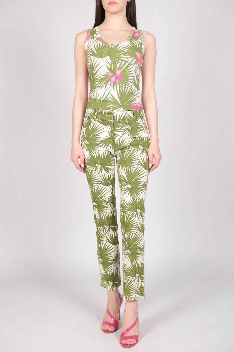 image 1 Костюм белого цвета с растительным принтом