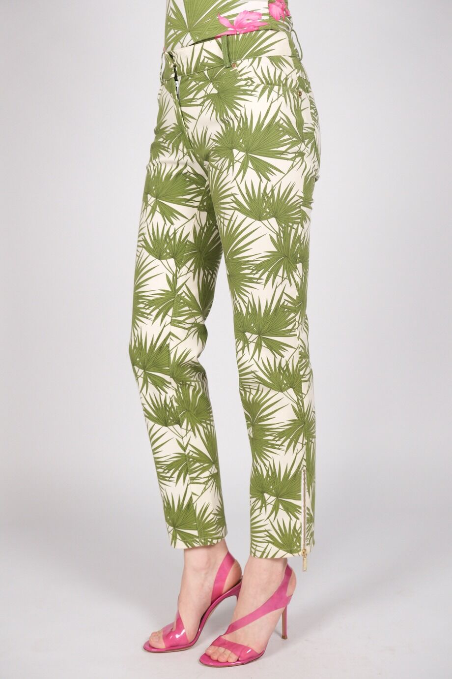 image 6 Костюм белого цвета с растительным принтом