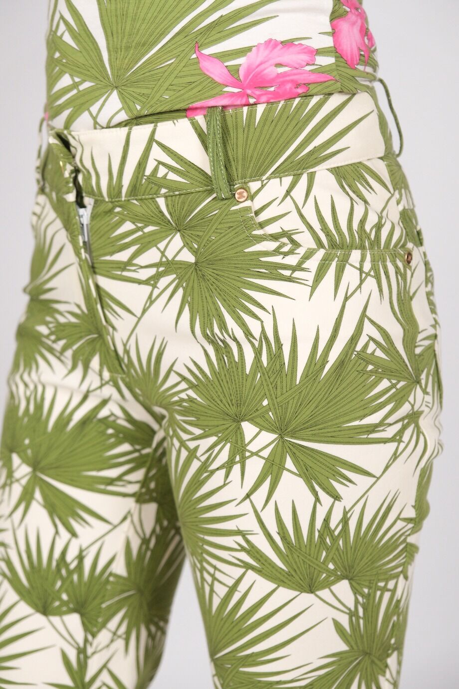 image 8 Костюм белого цвета с растительным принтом