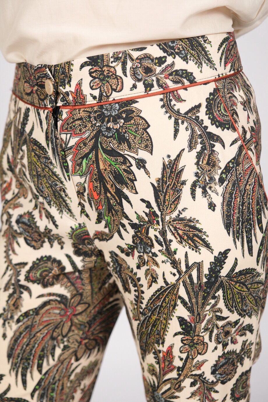 image 5 Брюки сливочного цвета с принтом