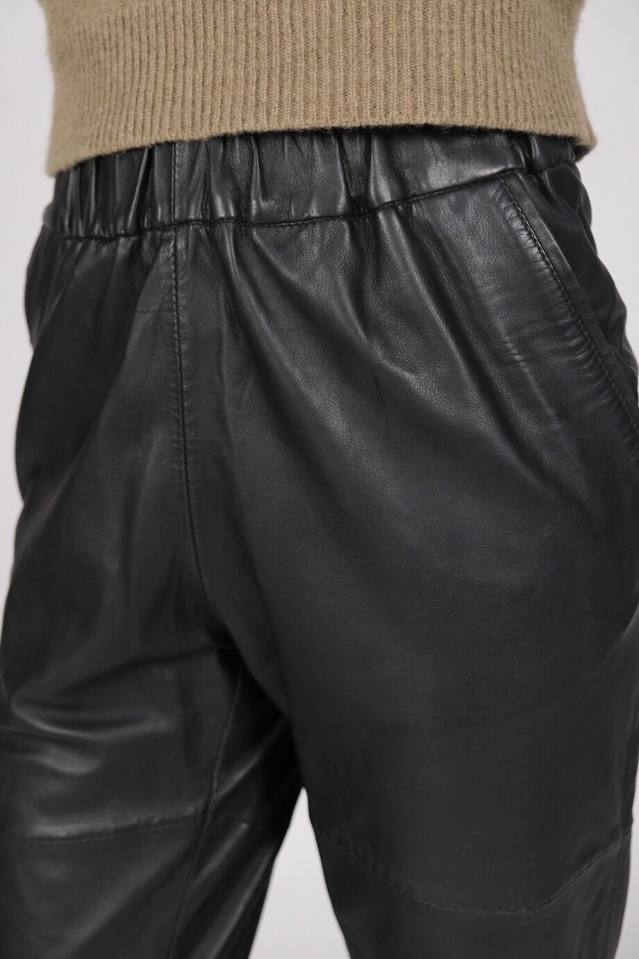 image 4 Кожаные брюки черного цвета на резинке