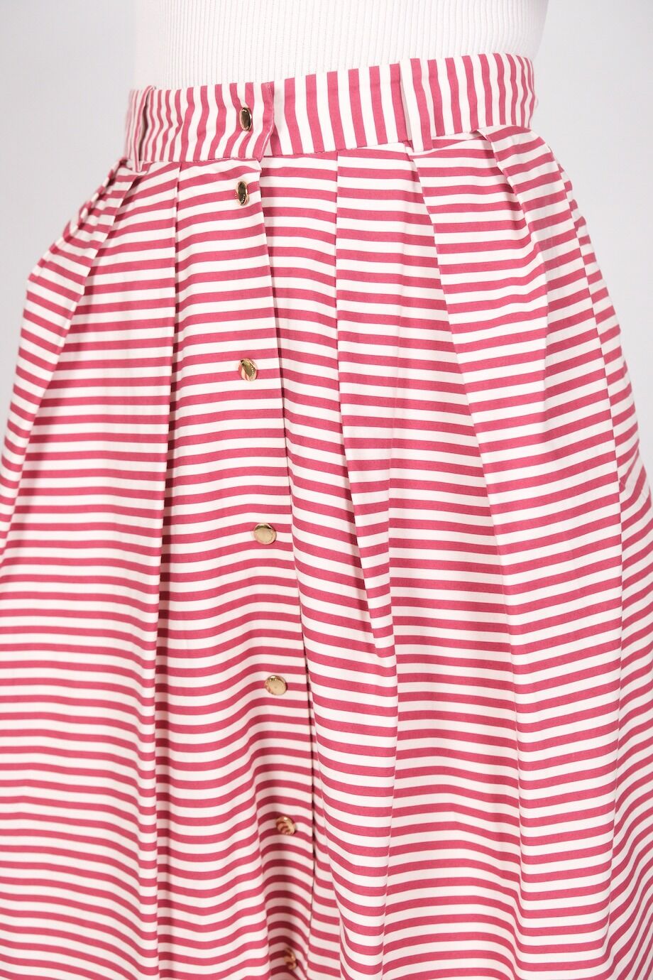 image 4 Юбка в красную полоску с золотистыми пуговицами