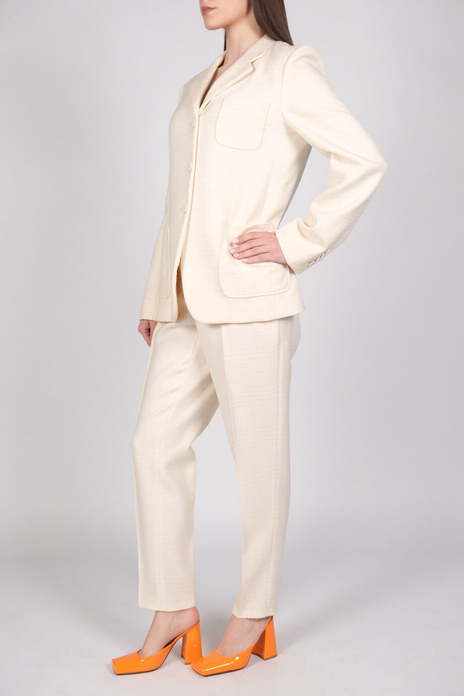 image 2 Брючный костюм молочного цвета из фактурной ткани