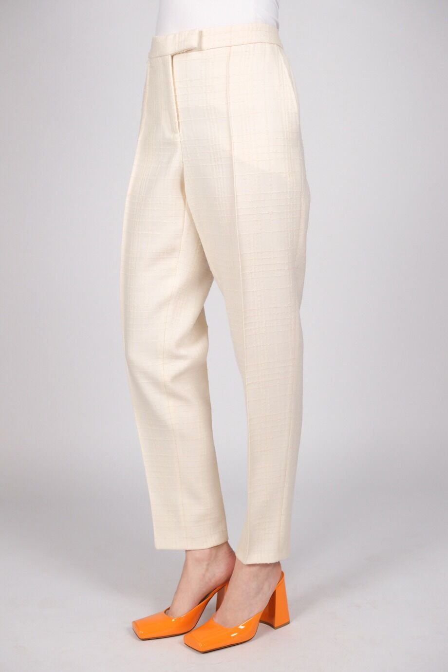 image 6 Брючный костюм молочного цвета из фактурной ткани