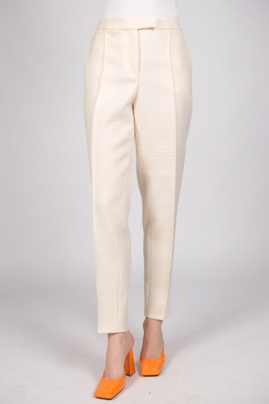 image 5 Брючный костюм молочного цвета из фактурной ткани