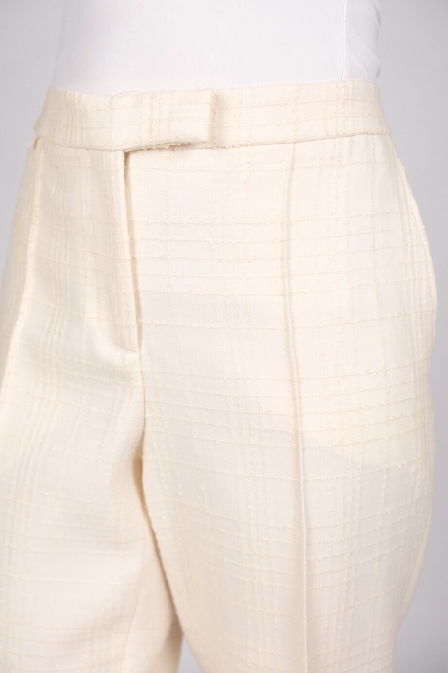 image 7 Брючный костюм молочного цвета из фактурной ткани