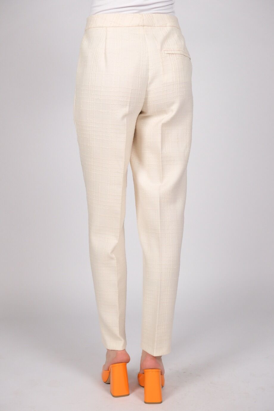 image 8 Брючный костюм молочного цвета из фактурной ткани