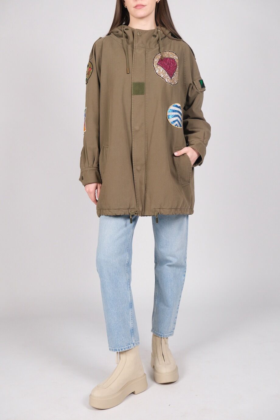image 1 Парка цвета хаки с блестящими нашивками