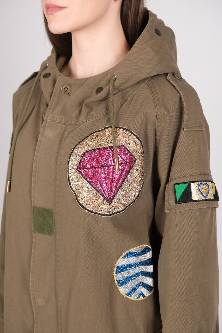 image 4 Парка цвета хаки с блестящими нашивками