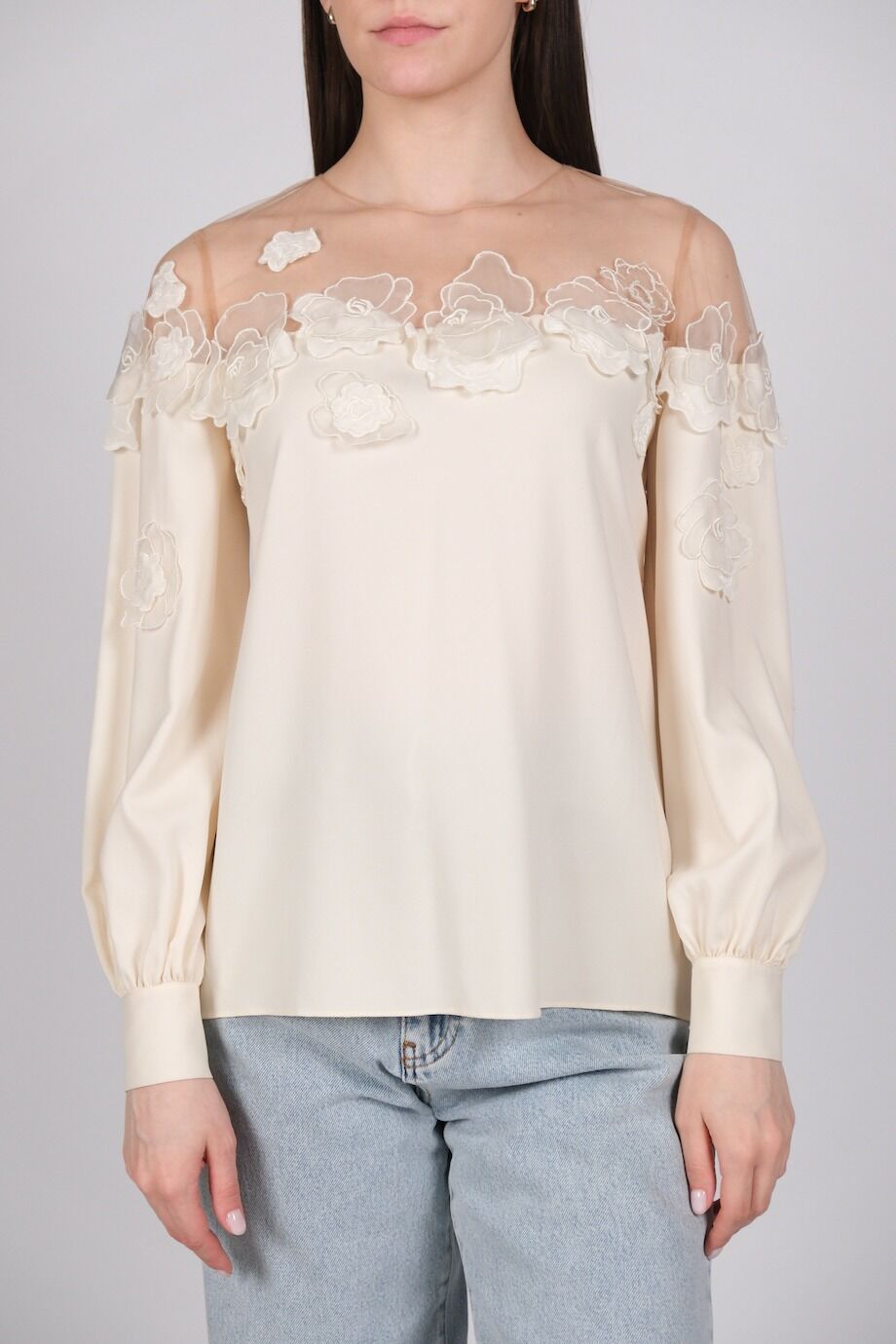 image 1 Шёлковая блуза молочного цвета с цветочной аппликацией