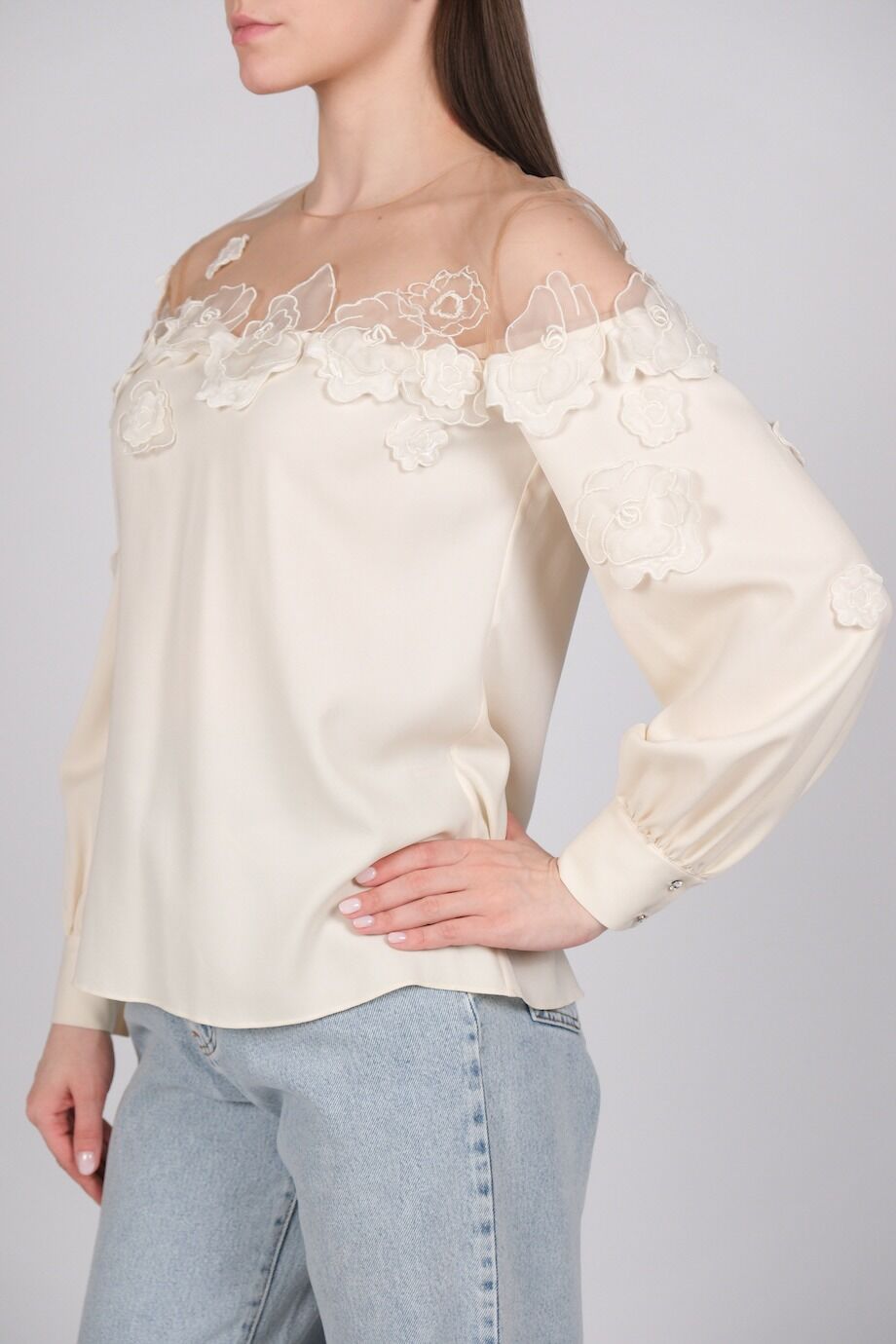 image 2 Шёлковая блуза молочного цвета с цветочной аппликацией