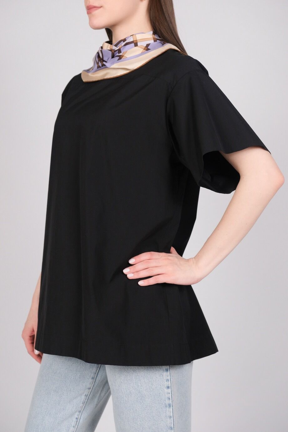 image 2 Хлопковая блуза черного цвета декорированная платком