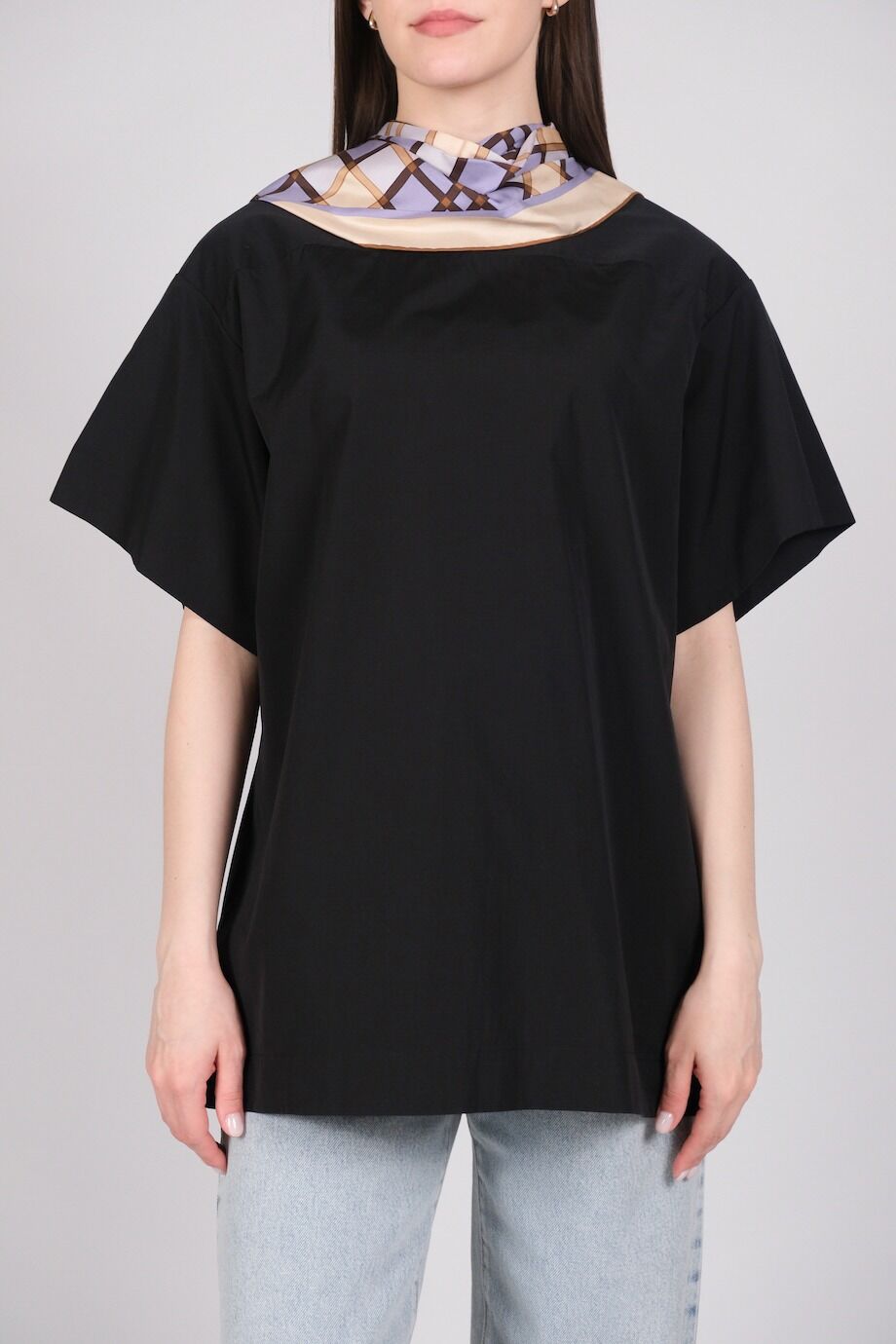 image 1 Хлопковая блуза черного цвета декорированная платком