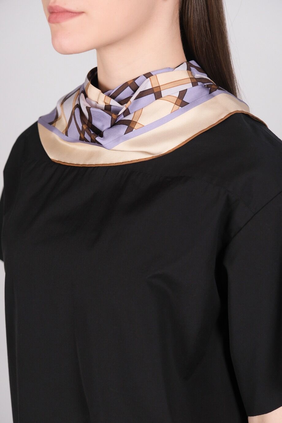 image 4 Хлопковая блуза черного цвета декорированная платком